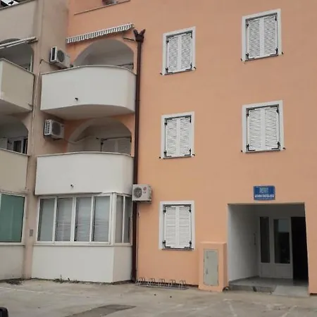 Apartman Lusy *